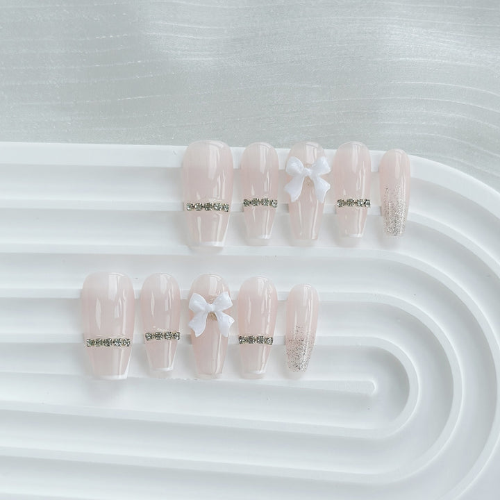 Elegantes Press-On Nagelkunst-Set mit Schleife und Strass-Akzenten