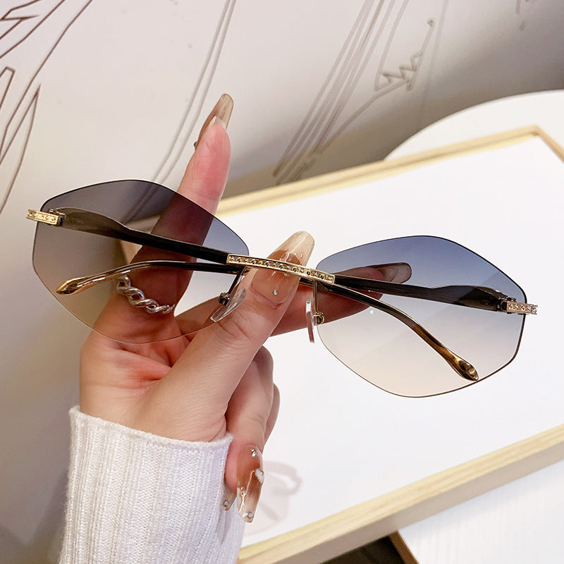 Damen extravagante Sonnenbrille mit funkelnden Akzenten Karnz