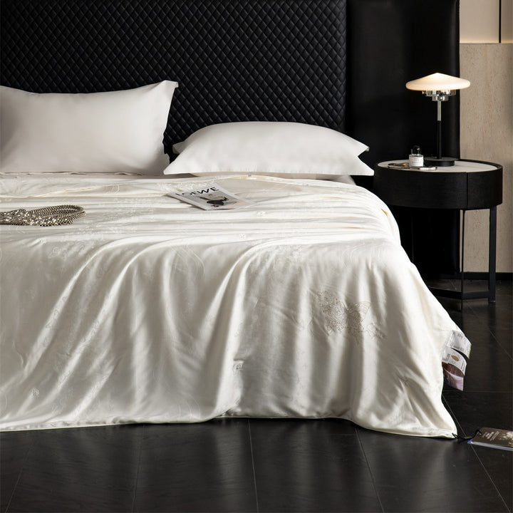 Luxuriöse Seidenbettdecke mit feiner Jacquard-Stickerei