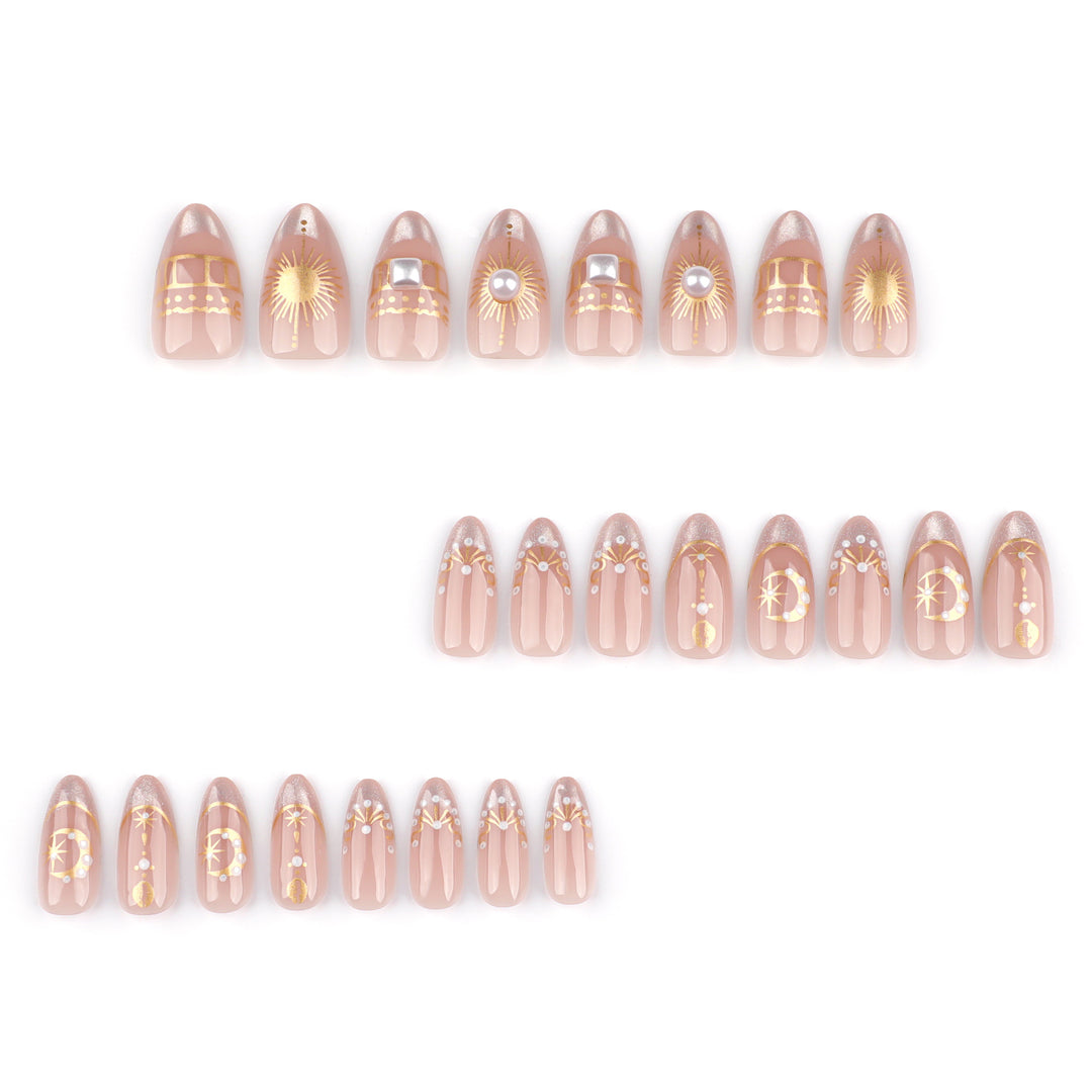 Glamouröse Nagelkunst mit feinen Goldakzenten Karnz