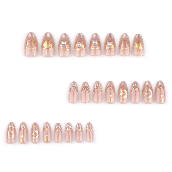 Glamouröse Nagelkunst mit feinen Goldakzenten Karnz