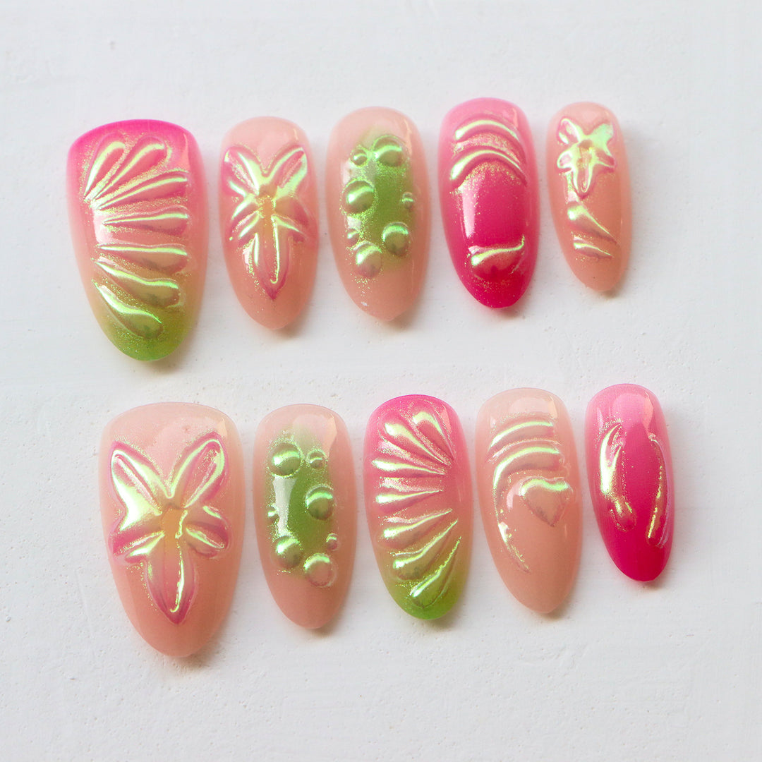 Detailliertes florales Nagelkunst-Set