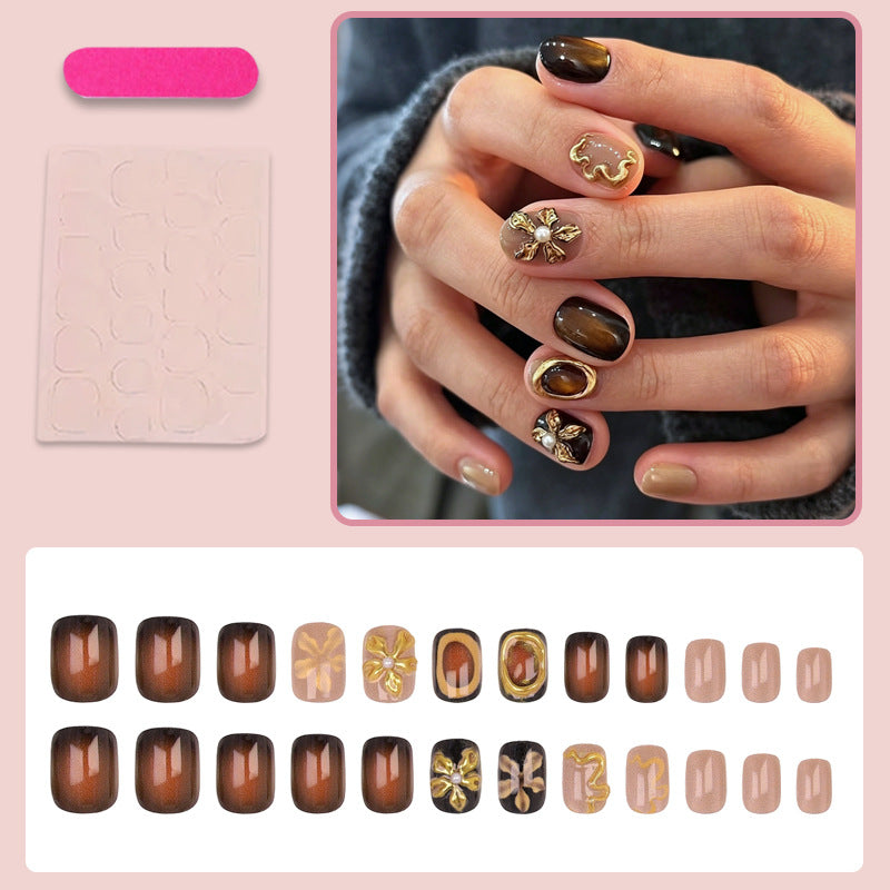 Designer Nagelkunst mit Schmuckelementen Karnz