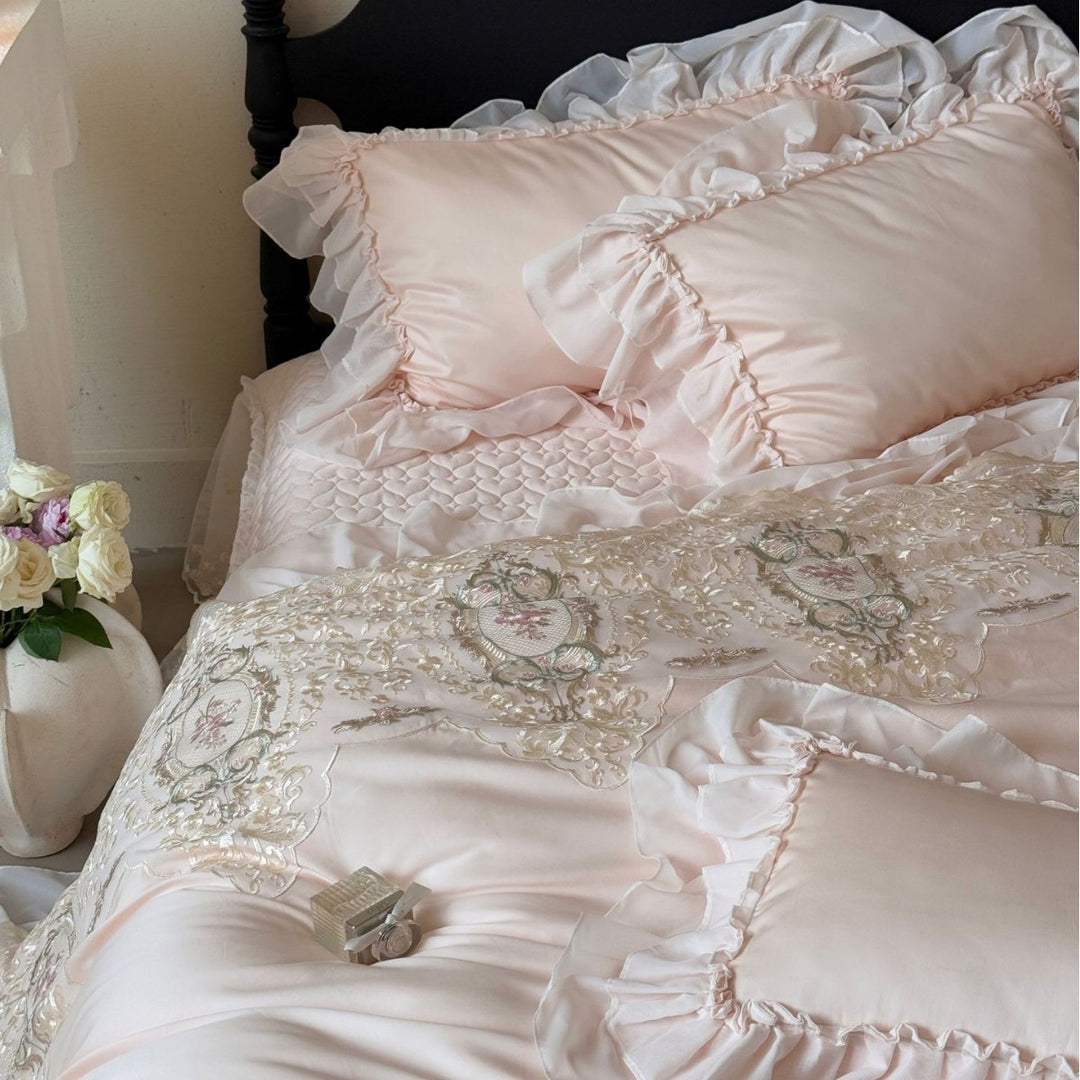 Luxuriöses Satin-Stickerei & durchsichtige Spitze Schichten Duvet Ensemble mit Rüscheneurobezügen