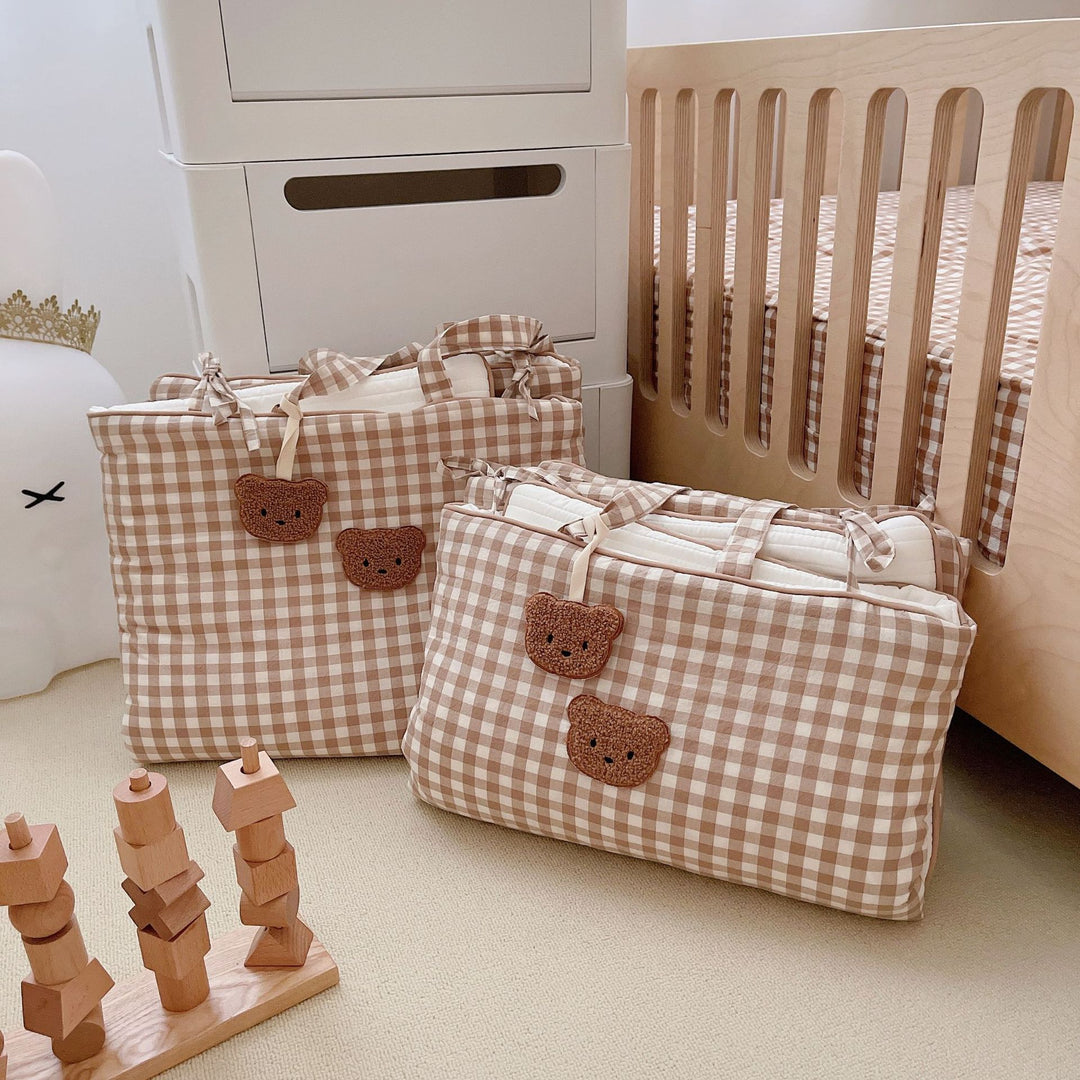 Kinderbett-Nestchen-Set mit Vichy-Karo, gestepptem Matratzenschoner und länglicher Kuschelrolle