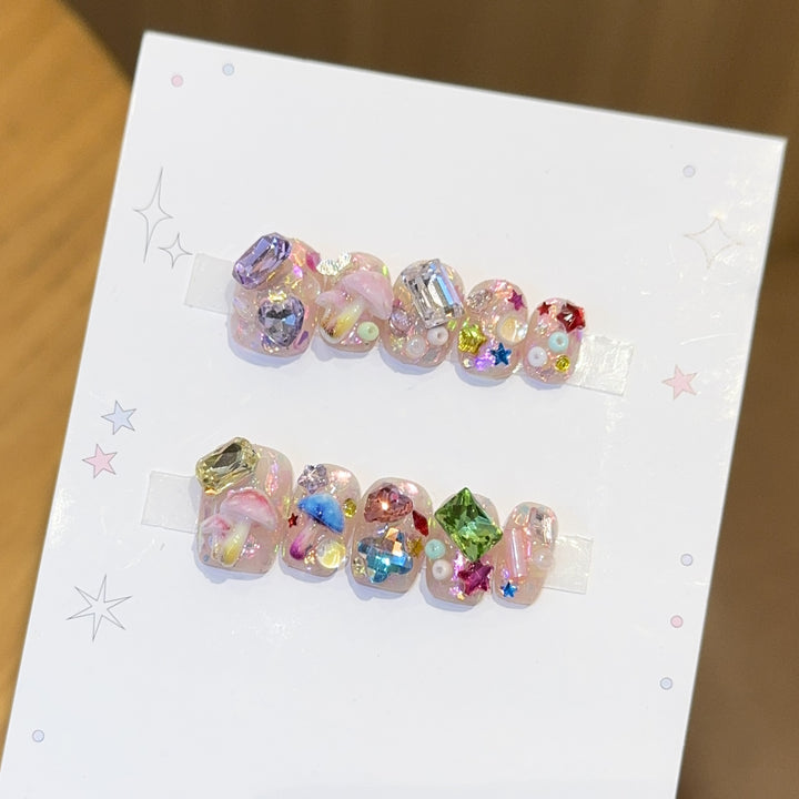 Kunstnägel mit Funkelnden Kristallakzenten Karnz