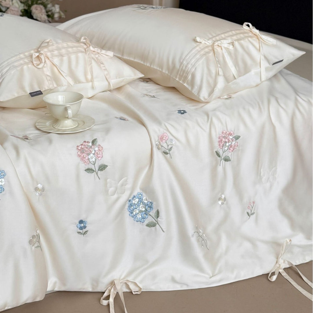 Gestepptes Bettüberwurf-Set mit fein besticktem Blumenrelief und Bandbefestigung Karnz