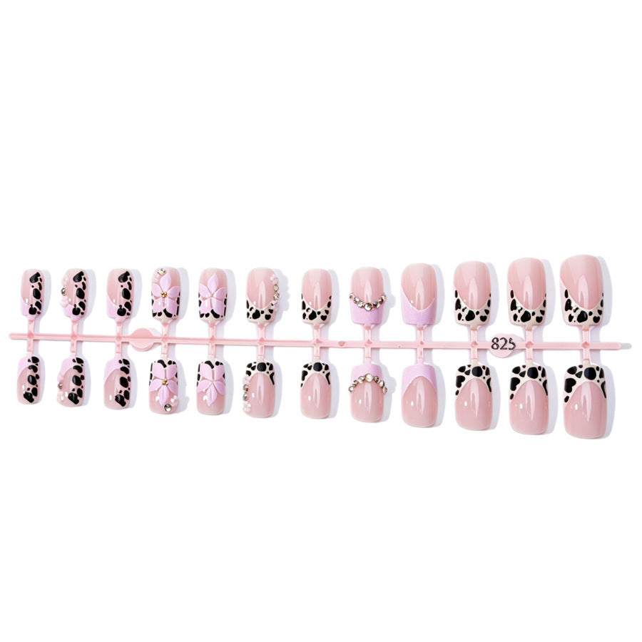 Kunstnagelset mit eleganten Blumen- und Spitzendesigns Karnz