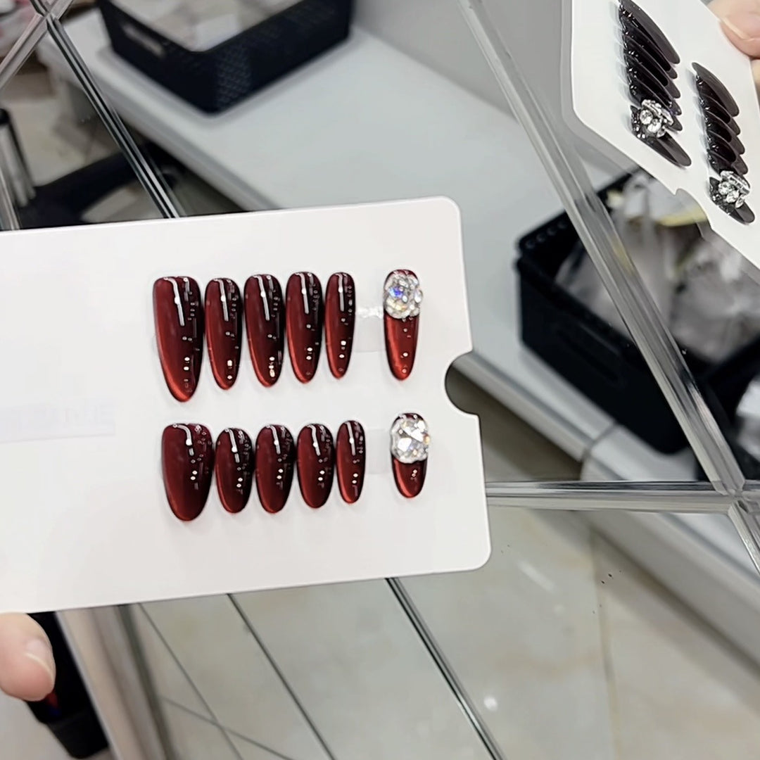 Glänzendes Stiletto Press-On Nagelset mit dekorativen Edelsteinen Karnz