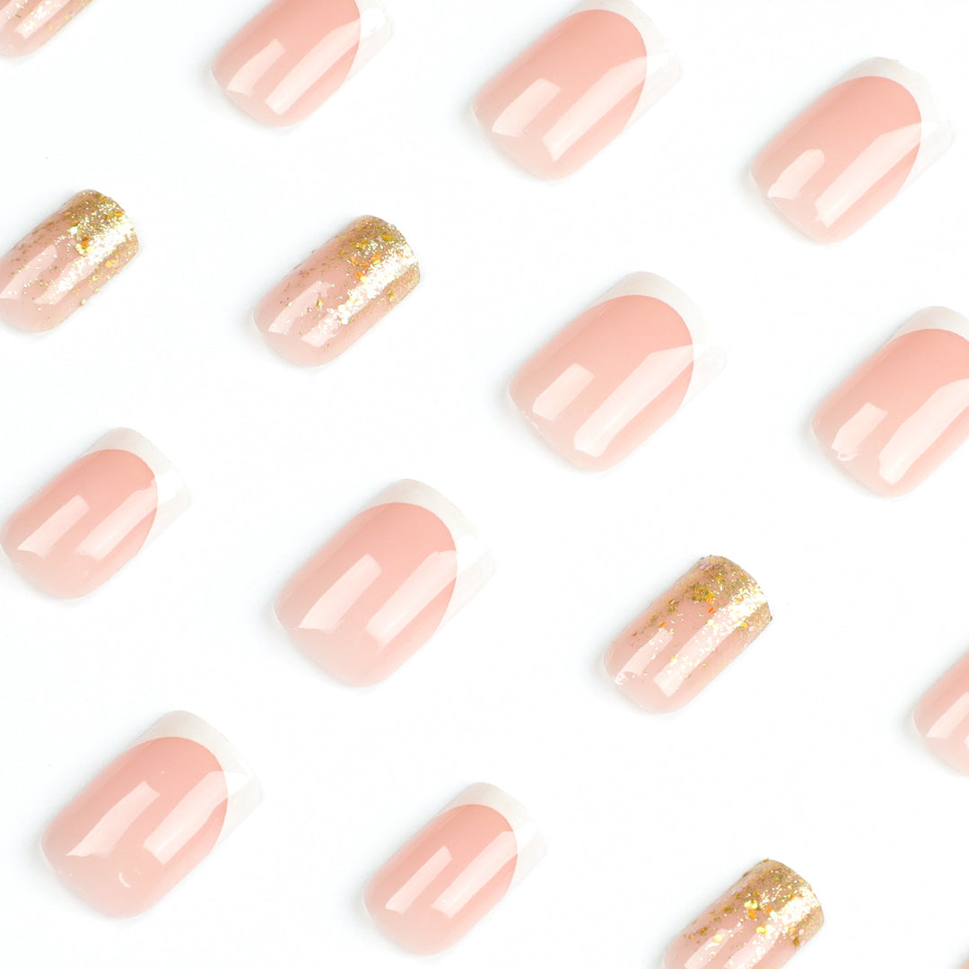 Glamouröse Nagelverlängerungen mit glitzerndem Akzent Karnz