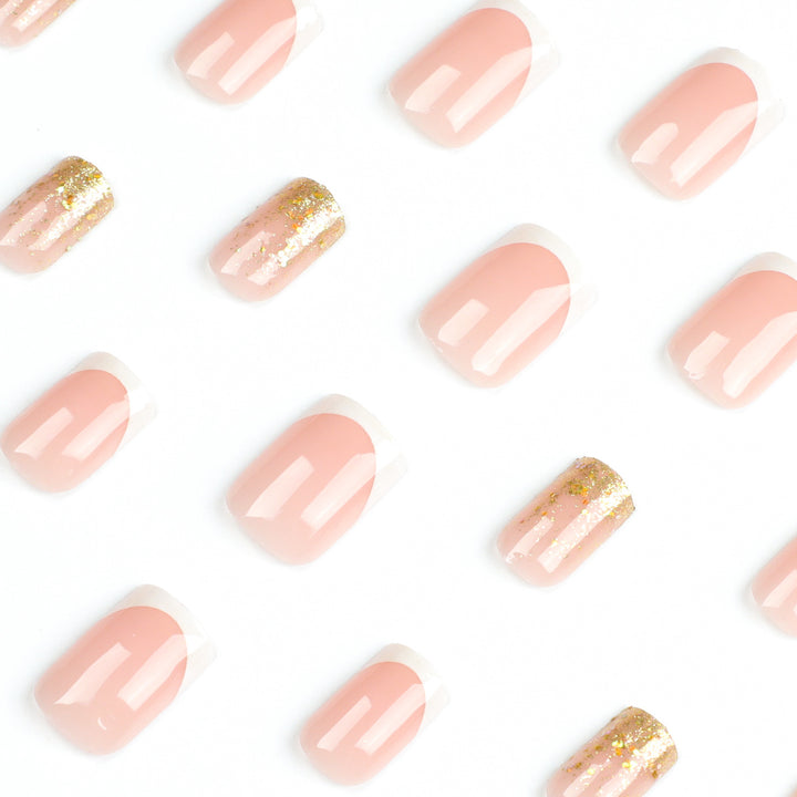 Glamouröse Nagelverlängerungen mit glitzerndem Akzent Karnz