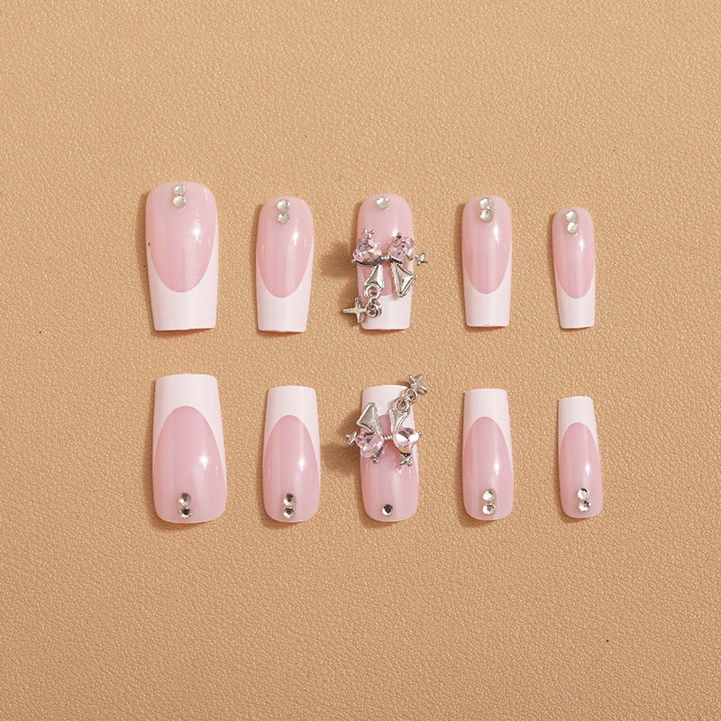 Kunstnagelset mit luxuriösen French-Spitzen und eleganten Verzierungen Karnz