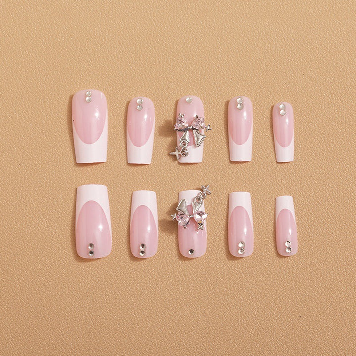 Kunstnagelset mit luxuriösen French-Spitzen und eleganten Verzierungen Karnz