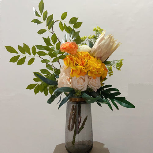 Lebensechter floraler Designerstrauß