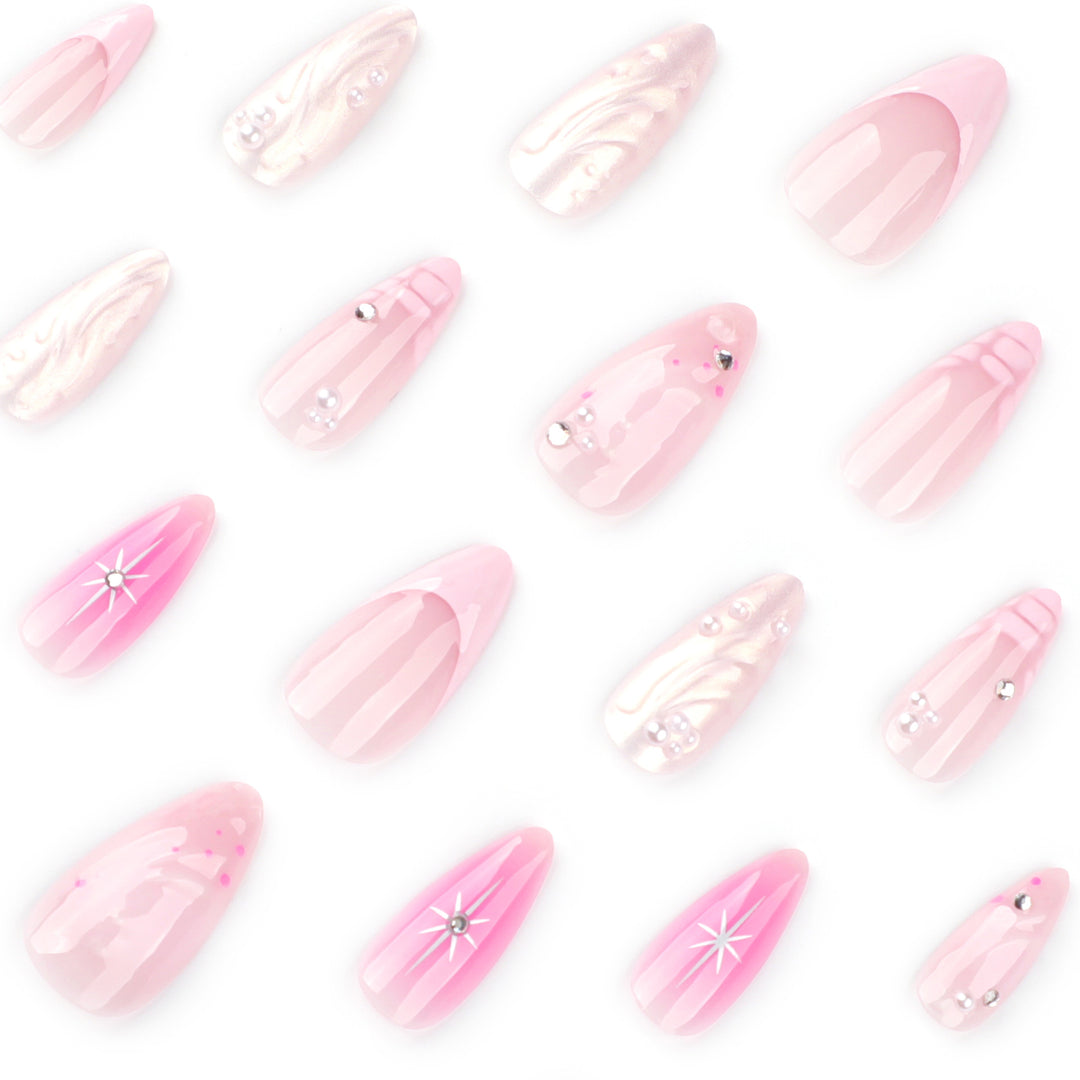 Kunstvolle Nagelverlängerungen mit Glitzer- und Muschelmotiven Karnz