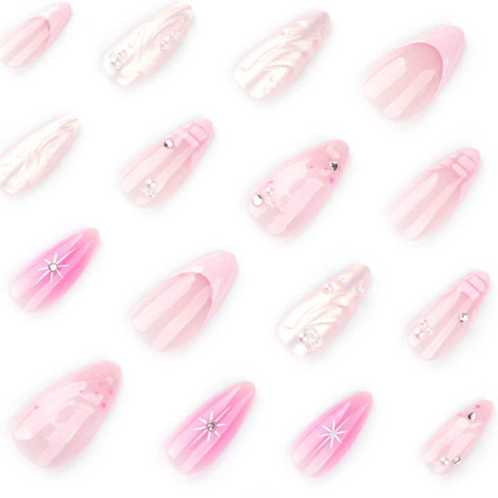 Kunstvolle Nagelverlängerungen mit Glitzer- und Muschelmotiven Karnz