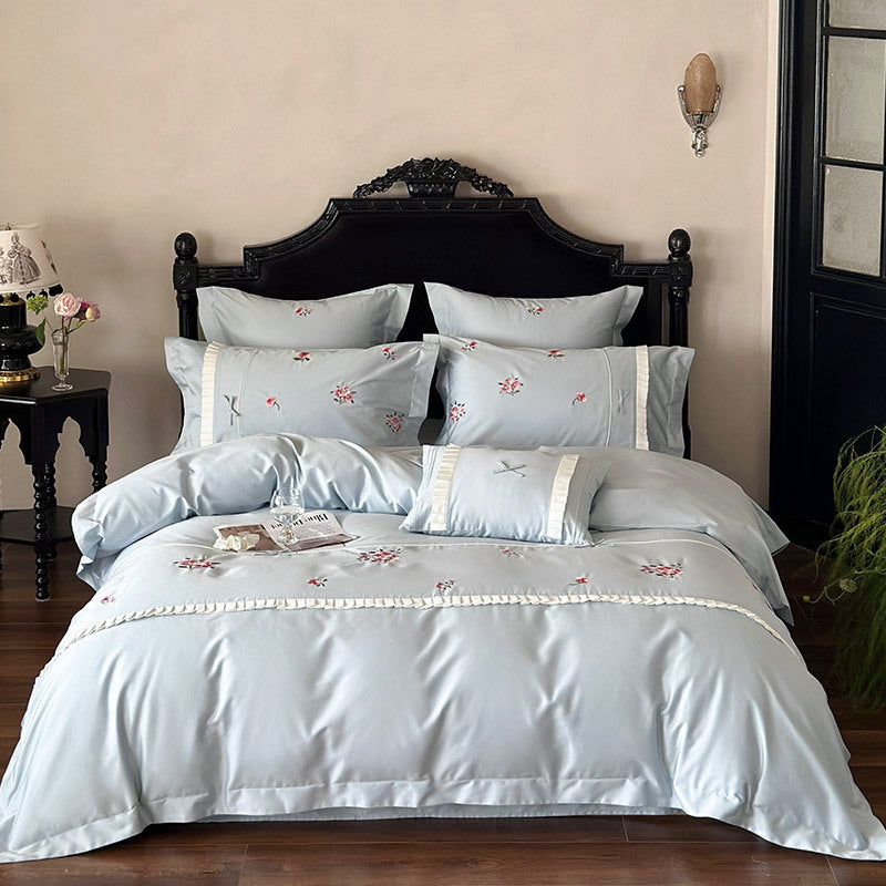 Elegantes Baumwollsatin-Bettwäsche-Set mit feiner Rosenstickerei und Plissee-Volant