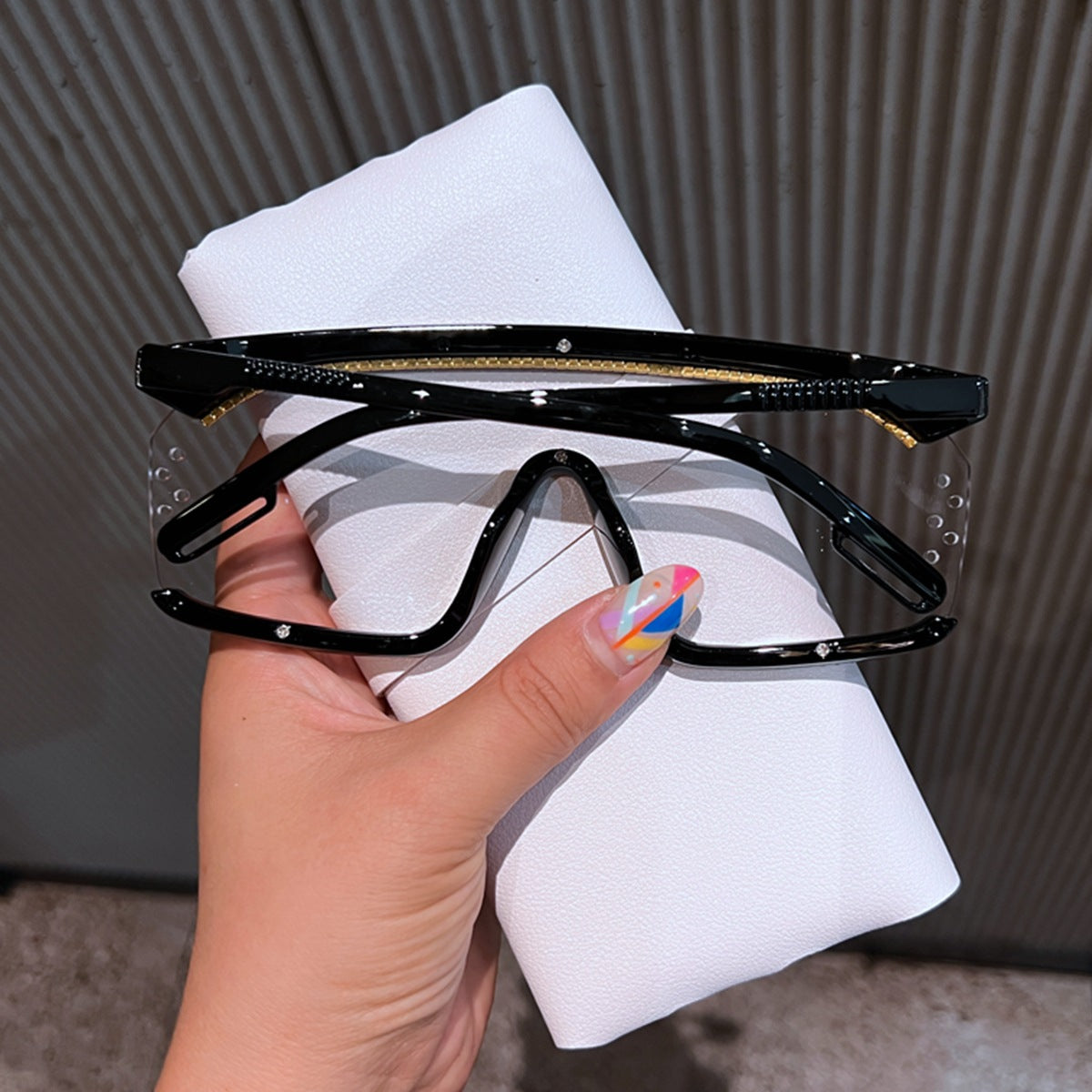 Damen Sonnenbrille mit funkelndem Strassrahmen und modernem Design Karnz