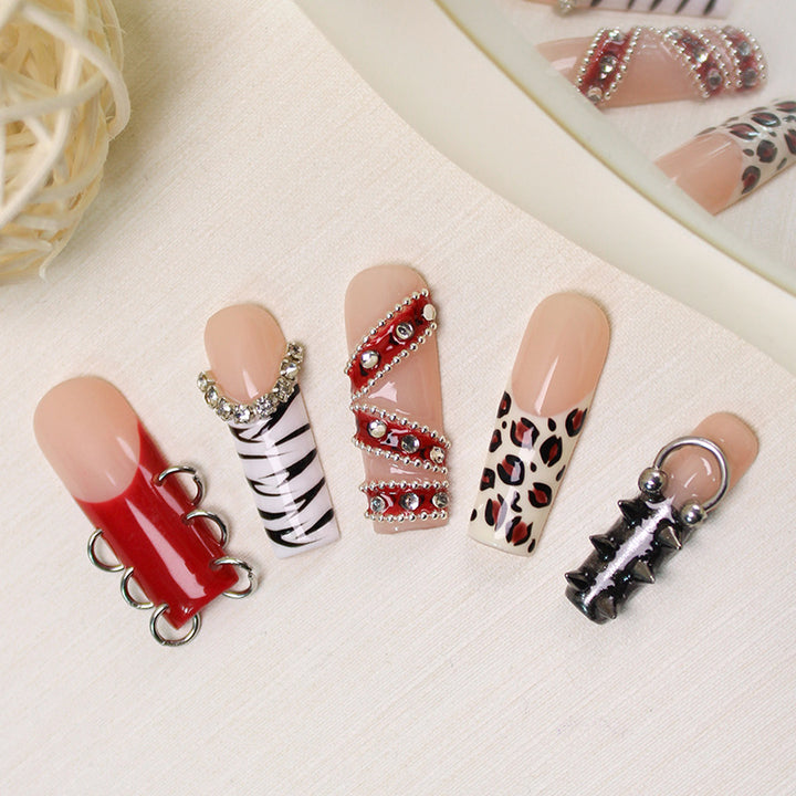Kunstnagelset mit glamourösen Akzenten und außergewöhnlichen Designs Karnz