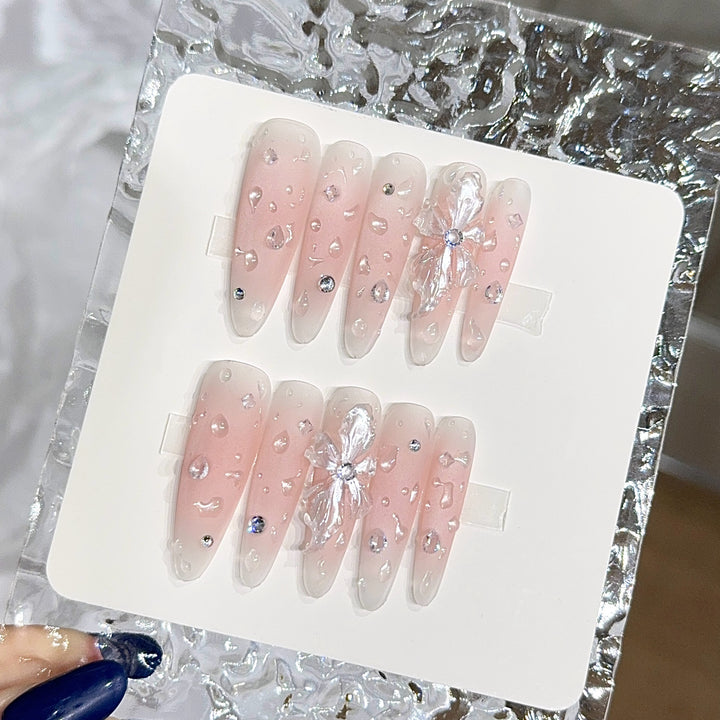 Glamouröse Kunstnägel mit Funkelnden Akzenten Karnz