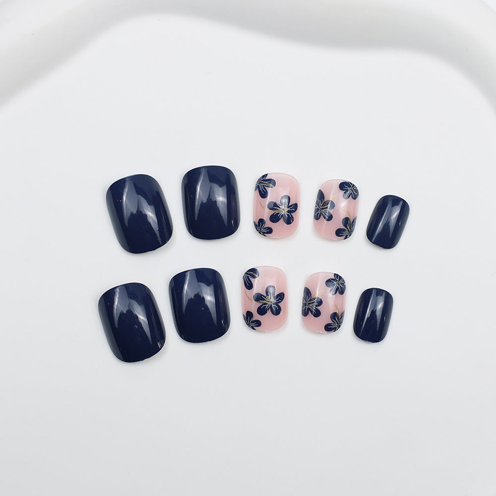 Kunstnägel mit Floralen Designs und Glänzenden Akzenten Karnz