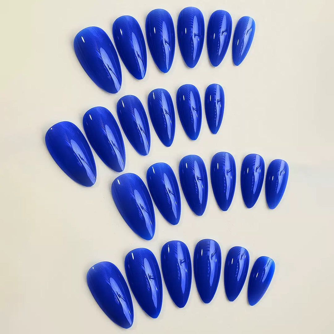 Kunstnagelspitzen im glamourösen Design Karnz