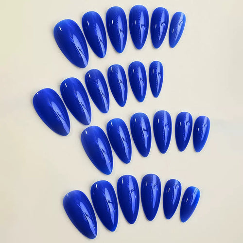Kunstnagelspitzen im glamourösen Design Karnz