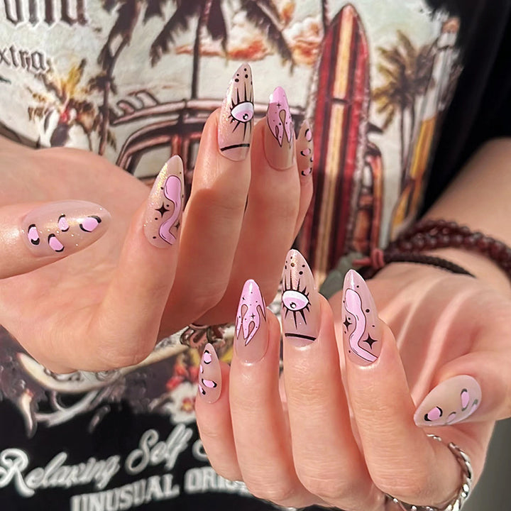 Kunstvolle Nagelverlängerungen im kreativen Design Karnz