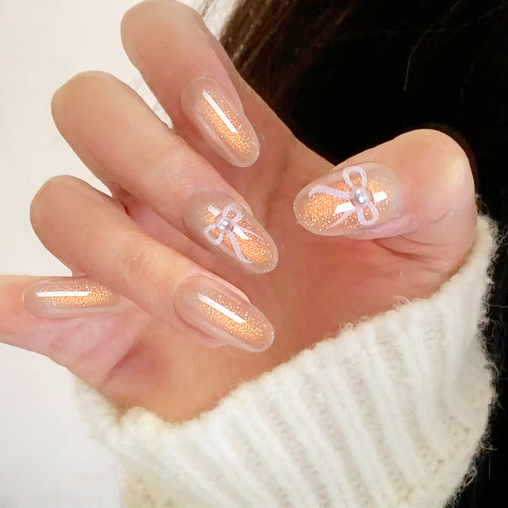 Glamouröse Kunstnagelspitzen mit Glitzerakzenten Karnz