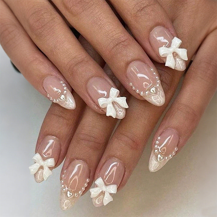 Dekoratives Press-On Nagelkunstset mit elegantem Bogen und Perlenakzenten Karnz