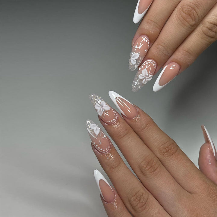 Elegante Stiletto Press-On Nagelkunst mit Strass-Akzenten Karnz