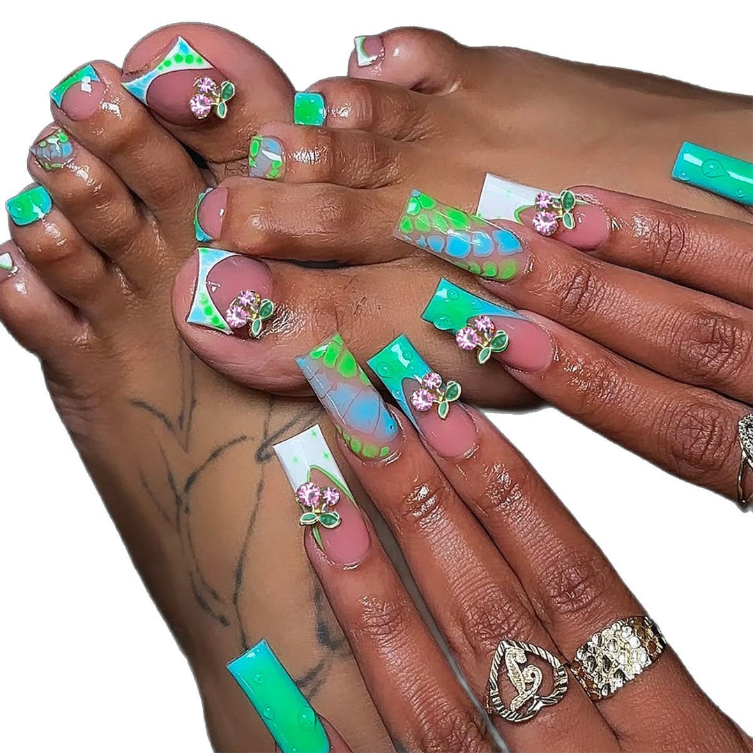 Kunstvolle Nagelverlängerung mit Glitzerakzenten Karnz