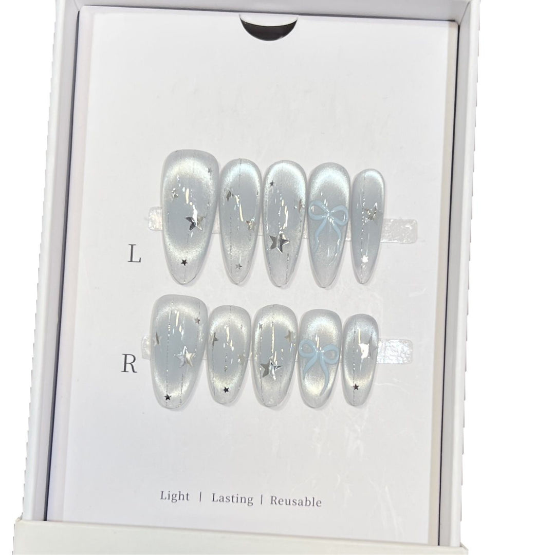 Dekorativer Stiletto Press-On Nagelset mit Stern- und Bogenakzenten Karnz