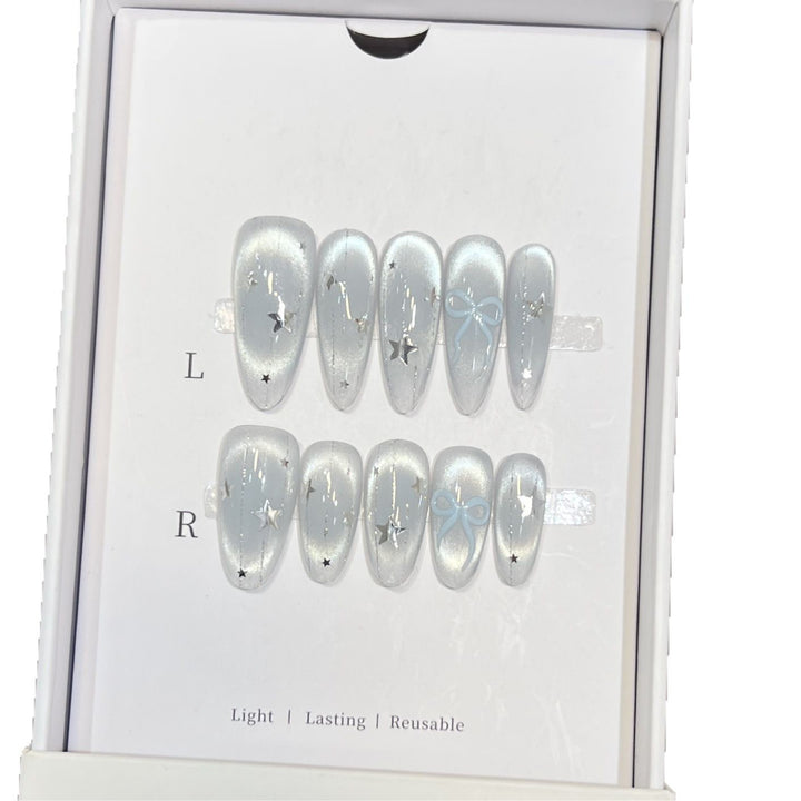 Dekorativer Stiletto Press-On Nagelset mit Stern- und Bogenakzenten Karnz
