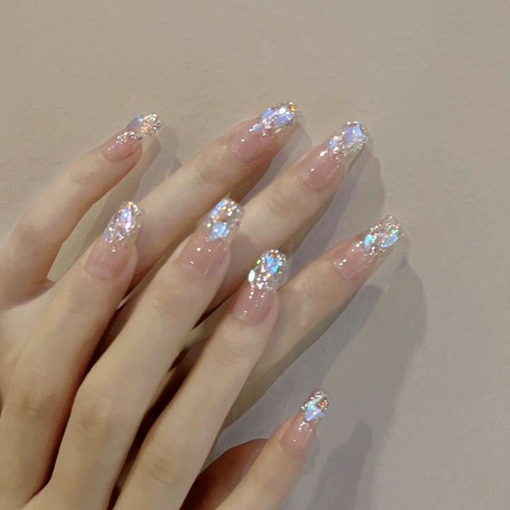 Glamouröse Nagelkunst mit holografischen Akzenten Karnz
