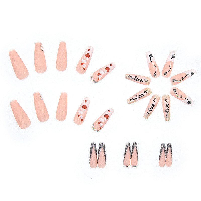 Kunstnagelset mit romantischen Herz- und Glitzerverzierungen Karnz