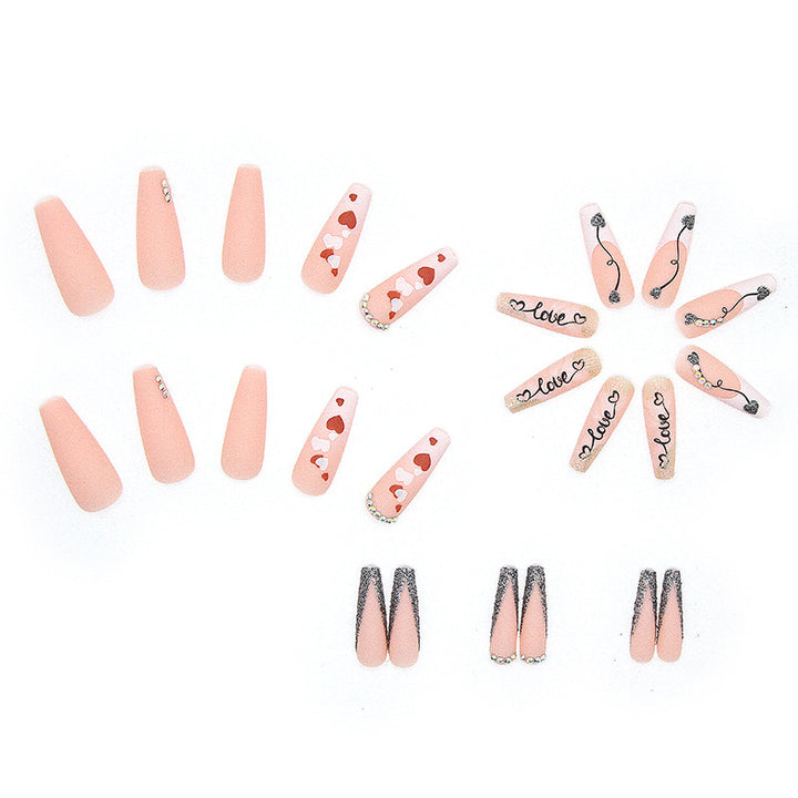 Kunstnagelset mit romantischen Herz- und Glitzerverzierungen Karnz