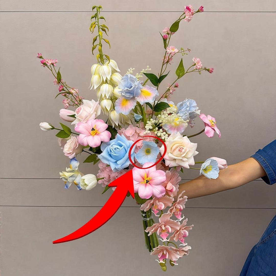 Lebensechter Blumenstrauß mit gemischten Blüten und Blattwerk