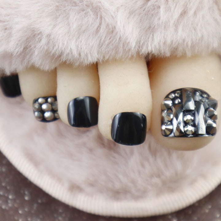 Elegantes Press-On-Nagelkunst-Set mit dekorativen Akzenten