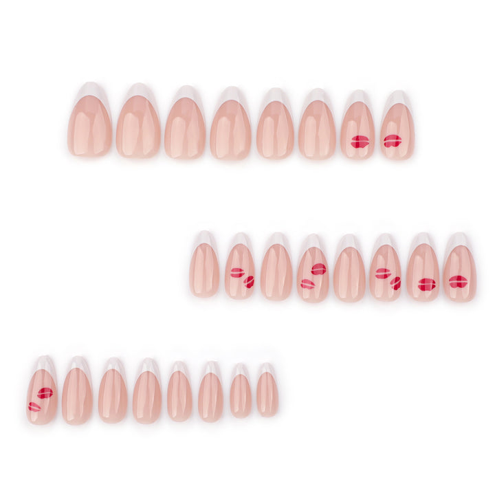 Kunstvolle Nagelverlängerungen mit glamourösem Lippen-Design Karnz