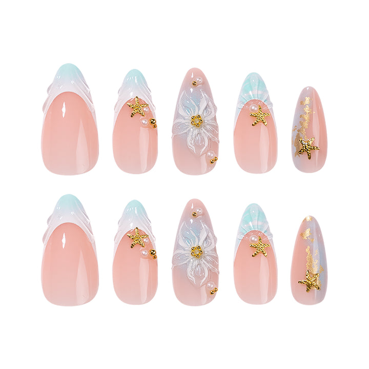 Kunstvolle Stiletto-Nägel mit floralen und glamourösen Akzenten Karnz