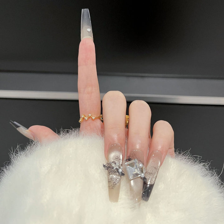 Künstlerisches Press-On-Nagelset mit einzigartigen Spitzen- und Edelsteinakzenten Karnz