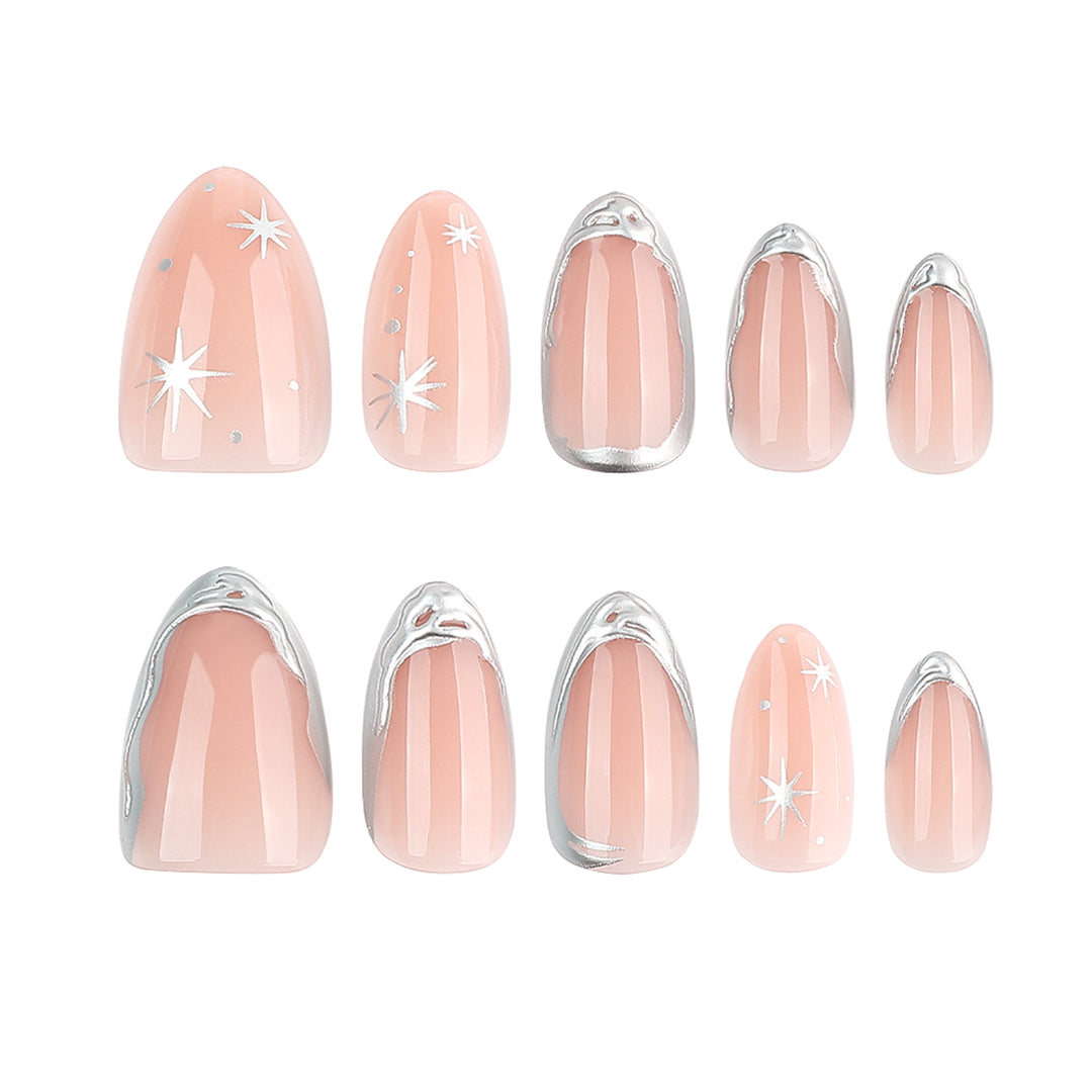 Glänzende Stiletto-Nägel mit eleganter Silberverzierung Karnz