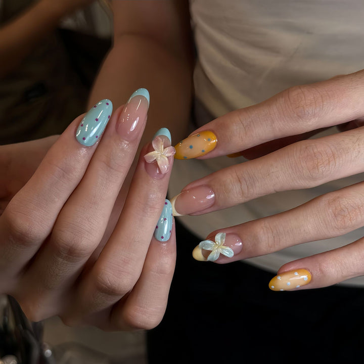 Künstliche Hand-Nail Art mit Floralen Akzenten Karnz