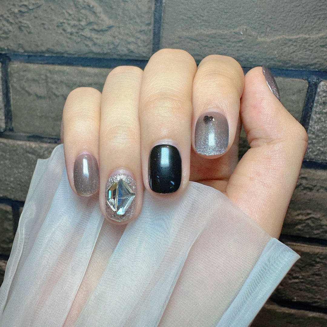 Glamorous Press-On Nail Design Karnz