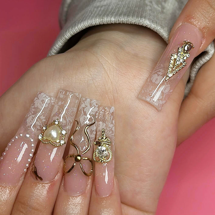 Kunstvolle Long Nails mit eleganten Goldakzenten Karnz