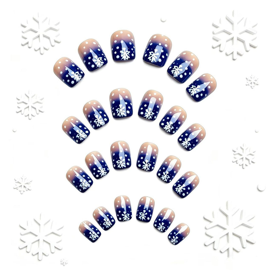 Kunstnägel mit Winterlichem Schneekristall-Design Karnz