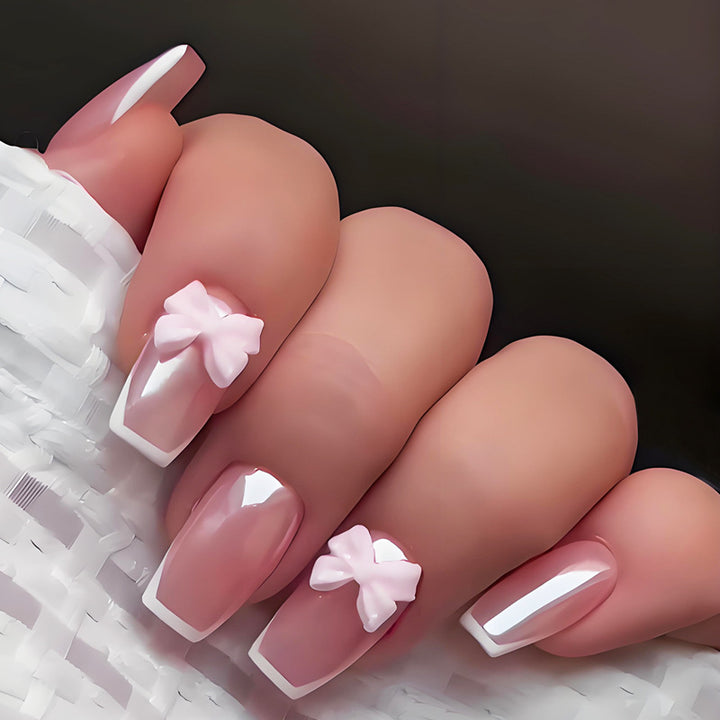 Kunstnagelset mit stilvollen Schleifen und eleganten French-Spitzen Karnz