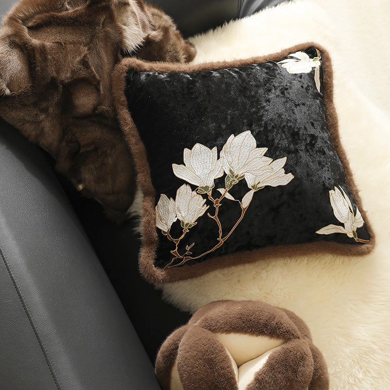 Quadratischer Samt-Dekokissenbezug mit Magnolien-Stickerei und Kunstfell-Borte Karnz