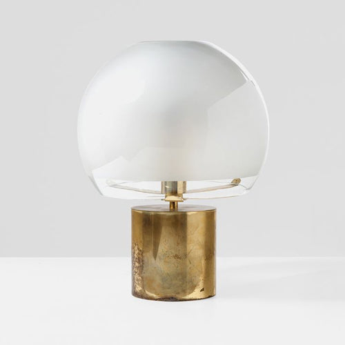 Moderne elegante Tischlampe mit goldenem Sockel
